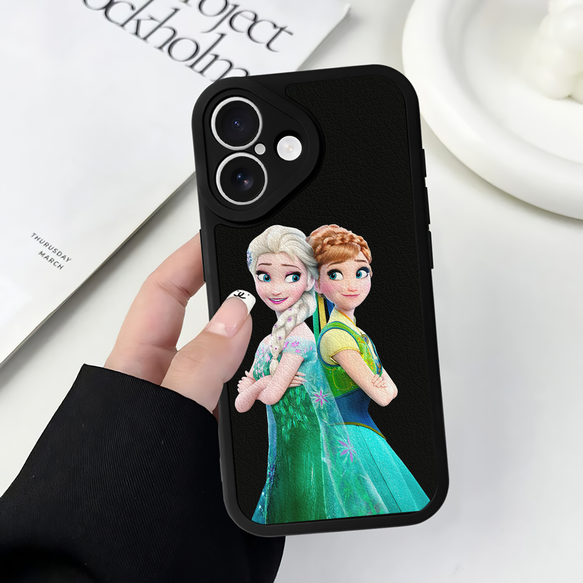 （画像用） アナと雪の女王 アンナ エルサ Frozen Anna Elsa 【iPhone 16シリーズ対応】シリコンスマホケース（レザー調） 材質：シリコン
